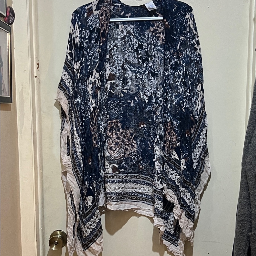 Time and Tru Navy and White Patterned Kimono